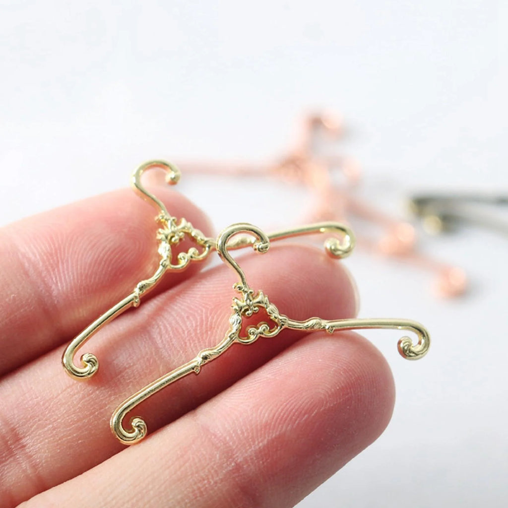6Pcs 1:12 Scale Dollhouse Hangers Retro Dollhouse Accessories A755460